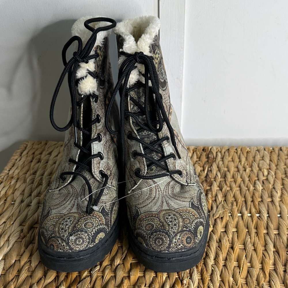 Yes‎ we vibe Paisley Lace-Up Ankle Boots with Faux Fur Trim - Black/Beige